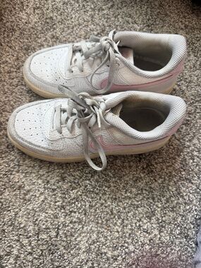 Nike Kids White and Light Pink Low-Top Sneakers